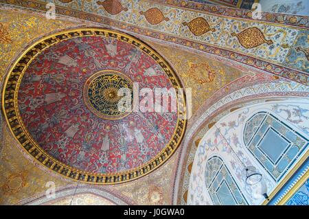 Detail der gewölbten Decke mit Kronleuchter im inneren Kammer des Harems im Topkapi-Palast (Topkapı Sarayı) in Istanbul, Türkei Stockfoto