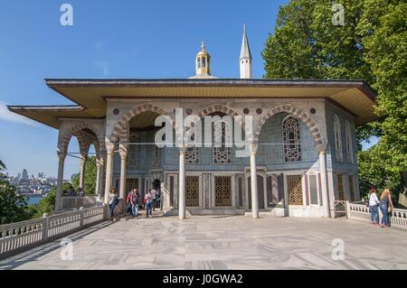 Aus Marmor Terrasse mit Bagdad-Kiosk und Iftar-Pavillon im vierten Hof des Topkapi-Palast, Istanbul, Türkei Stockfoto