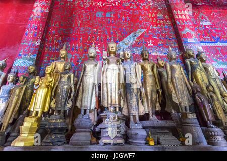 Buddha-Statuen in der Funerary Carriage Hall, Wat Xieng Thong, Luang Prabang, Laos, Indochina, Asien Stockfoto