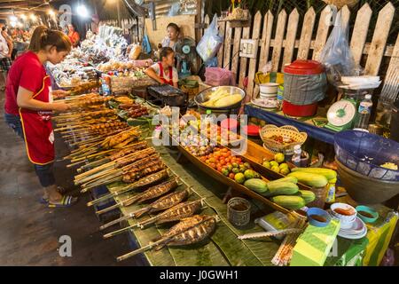 Eine Auswahl an Speisen Lao verkauft von Stände auf dem beliebten Abend Lebensmittelmarkt in Luang Prabang Laos. Stockfoto