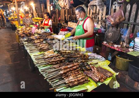 Eine Auswahl an Speisen Lao verkauft von Stände auf dem beliebten Abend Lebensmittelmarkt in Luang Prabang Laos. Stockfoto