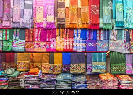 Seide in Markt, Luang Prabang, Laos, Indochina, Südost-Asien Stockfoto