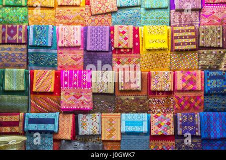 Seide in Markt, Luang Prabang, Laos, Indochina, Südost-Asien Stockfoto