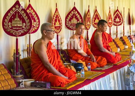 Pha, die Luang, sitzen buddhistische Mönche singen und gebeten an einer Zeremonie zu lesen. Vientiane. Laos Stockfoto