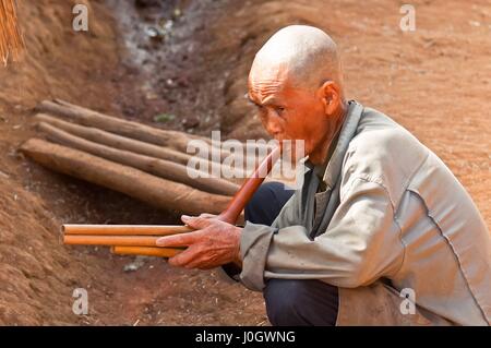 Älterer Mann aus dem Volk der Akha, hill Tribe, Provinz Chiang Rai, Nordthailand. Stockfoto