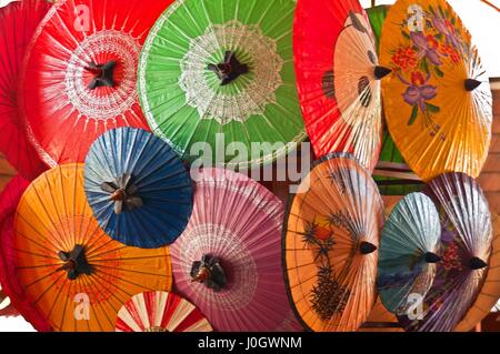 Colourfuls Thai Sonnenschirme zum Verkauf in einer Schirmfabrik, Chiang Mai, Thailand. Stockfoto