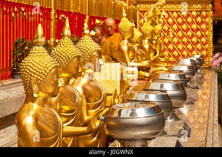 Reihe von goldenen Buddhas am Wat Prathat Doi Suthep, Chiang Mai, Thailand. Stockfoto