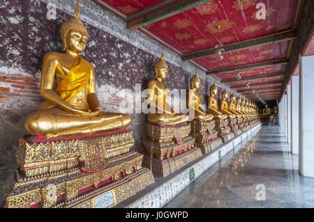 Goldenen Buddha-Statuen in den Wat Suthat Tempel, Bangkok, Thailand, Asien Stockfoto