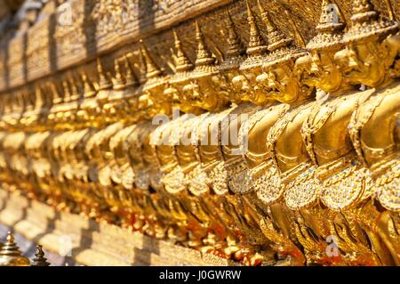 Garudas und Nagas auf externe Dekorationen Ubosoth, Wat Phra Kaeo Tempel, Grand Palace, Bangkok, Thailand Stockfoto