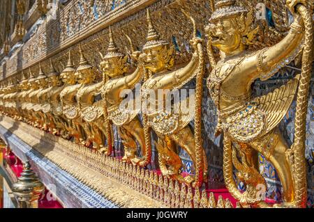 Garudas und Nagas auf externe Dekorationen Ubosoth, Wat Phra Kaeo Tempel, Grand Palace, Bangkok, Thailand Stockfoto