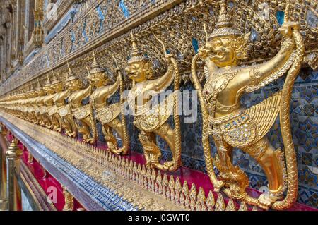 Garudas und Nagas auf externe Dekorationen Ubosoth, Wat Phra Kaeo Tempel, Grand Palace, Bangkok, Thailand Stockfoto