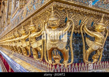 Garudas und Nagas auf externe Dekorationen Ubosoth, Wat Phra Kaeo Tempel, Grand Palace, Bangkok, Thailand Stockfoto