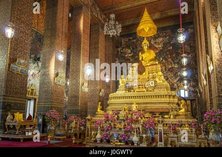 Die Principal-Buddha-Statue des Phra Buddha Deva Patimakorn in der Hauptkapelle oder Montagehalle, Wat Pho, Bangkok, Thailand Stockfoto