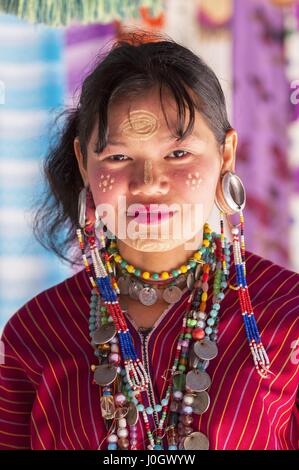 Porträt einer Frau rot Karen Kayah lange Ohren, Nord-Thailand, Asien. Stockfoto