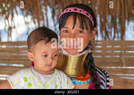 Mutter und Baby an den langen Hals-Leuten und Hill Tribe von Nord-Thailand die Langhals-Menschen in Palong Dorf. Stockfoto