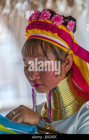 Lange necked Frauen aus dem Karen Tribe Thailands. Stockfoto