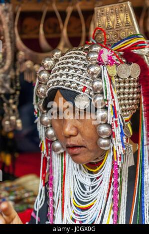Akha Tribeswoman in traditioneller Kleidung und tragen einen kunstvollen Kopfschmuck, Chiang Mai, Thailand. Stockfoto