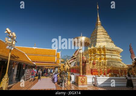 Großen Chedi und Sonnenschirm am Wat Phra, die Doi Suthep in der Hauptstadt Chiang Mai in Thailand Chiang Mai Province Stockfoto