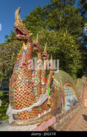 Detail der sieben Leitung Naga bewachen die 300 Schritte zum Wat Phrathat Doi Suthep, Chiang Mai, Thailand. Stockfoto