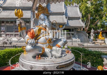 Silberne Statue des Elefanten Gott Ganesha und der silberne Vihan Saal im Wat Sri Suphan, Chiang Mai, Thailand. Stockfoto