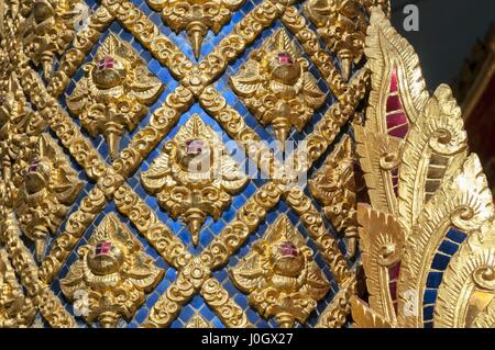 Geschnitzte Holzarbeiten über dem Eingang zum Wihaan (Ordinationshalle), Wat Phra Singh, Chiang Mai, Thailand. Stockfoto