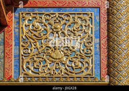 Geschnitzte Holzarbeiten über dem Eingang zum Wihaan (Ordinationshalle), Wat Phra Singh, Chiang Mai, Thailand. Stockfoto