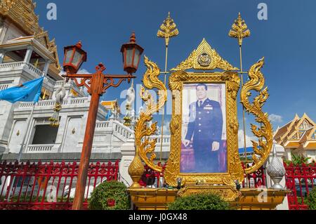 Porträt des neuen König Maha Vajiralongkorn Bodindradebayavarangkun oder Rama X, im Tempel des goldenen Buddha oder Wat Traimit, Bangkok, Thailand Stockfoto