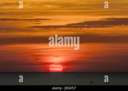 Sonnenuntergang am Strand, Thailand, Koh Chang. Stockfoto