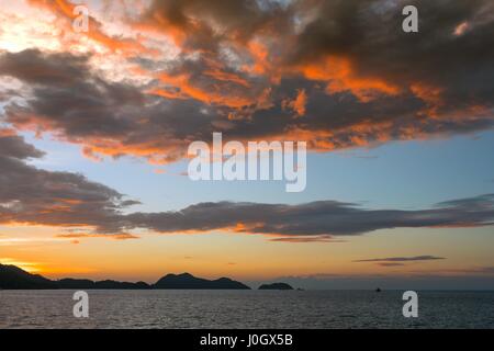 Sonnenuntergang am Strand, Thailand, Koh Chang. Stockfoto