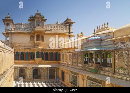 Peacock Hof im Inneren Stadtschloss, Udaipur, Rajasthan, Indien. Stockfoto