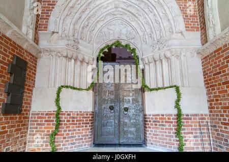 Die beiden romanischen bronze Türen aus rund 1175 in Gniezno Kathedrale. Die Türen zeigen in Flachrelief 18 Szenen aus dem Leben des Heiligen Adalbert, Pol Stockfoto