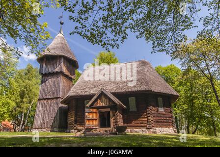 Alte evangelische Holzkirche mit und hölzernen Glockenturm, die beide aus Masuren, ethnographische Park in Olsztynek, Polen. Stockfoto