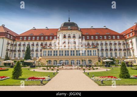 Das majestätische Grand Hotel in Sopot an der Ostseeküste in der Nähe von Gdansk seitlich Strand und Park, Polen gesehen. Stockfoto