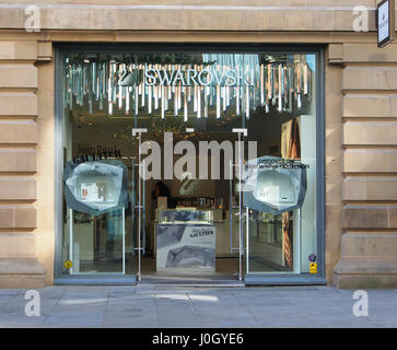 Manchester High Street Schmuck Shop Geschäften im Stadtzentrum Swarovski, zeigen die äußere, Eingang und Innenraum und Fenster Anzeige des Speichers. Stockfoto