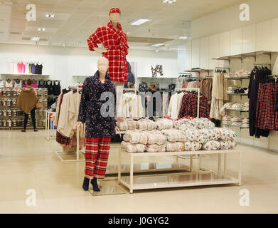 Innenraum des Ortsverbandes Manchester Kaufhaus Marks & Spencer Shop Shops im Zentrum Stadt-Zentrum zeigt eine Darstellung der Damen Nachtwäsche. Stockfoto