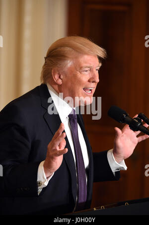 Washington, USA. 12. April 2017. US-Präsident Donald Trump befasst sich mit eine gemeinsame Pressekonferenz mit dem Besuch der NATO-Generalsekretär Jens Stoltenberg (nicht im Bild) in Washington, DC, USA, am 12. April 2017. Den USA ist "nicht immer zusammen mit Russland überhaupt' können und die Beziehungen zwischen den beiden Ländern" auf einem historischen Tiefstand ", US-Präsident Donald Trump sagte am Mittwoch. Trump die Bemerkung machte, auf einer gemeinsamen Pressekonferenz mit Besuch der NATO-Generalsekretär Jens Stoltenberg im Weißen Haus. Bildnachweis: Yin Bogu/Xinhua/Alamy Live-Nachrichten Stockfoto