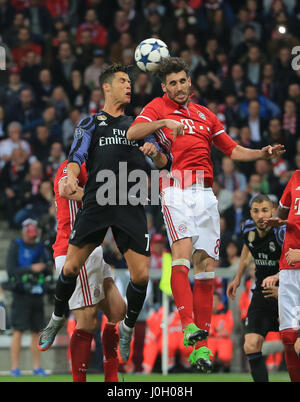 München, Deutschland. 12. April 2017. Bayern Javi Martinez (R) wetteifert mit Real Madrid Cristiano Ronaldo während ihre UEFA Champions League Viertelfinal Hinspiel in München, Deutschland, am 12. April 2017 entsprechen. FC Bayern München verlor 1: 2. Bildnachweis: Philippe Ruiz/Xinhua/Alamy Live-Nachrichten Stockfoto