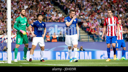 Madrid, Spanien. 12. April 2017. Jamie Vardy (Forward, Leicester City) und Shinji Okazaki (Forward, Leicester City) während der Fußball-match des Viertelfinale der 2016/2017 UEFA Champions League zwischen Atletico de Madrid und Leicester City Football Club bei Calderon Stadion am 12. April 2017 in Madrid, Spanien. © David Gato/Alamy Live-Nachrichten Stockfoto