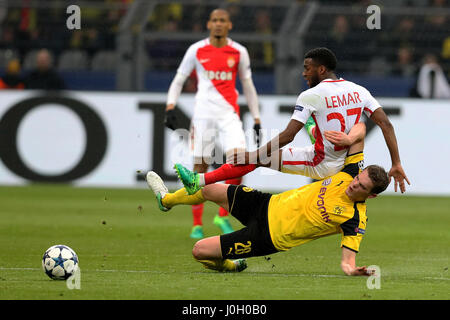 Dortmund, Deutschland. 12. April 2017. Dortmunder Matthias Ginter (unten) wetteifert mit Monacos Thomas Lemar während ihre UEFA Champions League Viertelfinal Hinspiel in Dortmund, Deutschland, am 12. April 2017 entsprechen. Borussia Dortmund verlor 2-3. Bildnachweis: Joachim Bywaletz/Xinhua/Alamy Live-Nachrichten Stockfoto