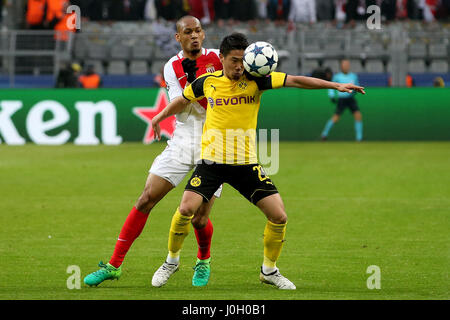 Dortmund, Deutschland. 12. April 2017. Dortmunds Shinji Kagawa (L) wetteifert mit Monacos Fabinho während ihre UEFA Champions League Viertelfinal Hinspiel in Dortmund, Deutschland, am 12. April 2017 entsprechen. Borussia Dortmund verlor 2-3. Bildnachweis: Joachim Bywaletz/Xinhua/Alamy Live-Nachrichten Stockfoto