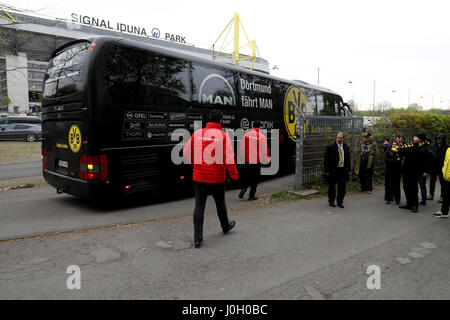 Dortmund, Deutschland. 12. April 2017. Foto aufgenommen am 12. April 2017 zeigt den Bus von Borussia Dortmund außerhalb Signal-Iduna-Park vor der UEFA Champions League Viertelfinal Hinspiel match zwischen Borussia Dortmund und dem AS Monaco in Dortmund, Deutschland, am 12. April 2017. Borussia Dortmund verlor 2-3. Bildnachweis: Joachim Bywaletz/Xinhua/Alamy Live-Nachrichten Stockfoto