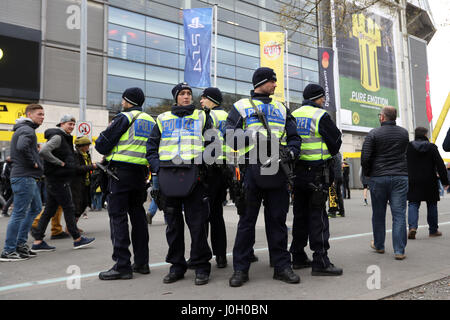 Dortmund, Deutschland. 12. April 2017. Polizisten stehen Wachen außerhalb Signal Iduna Park vor vor der UEFA Champions League Viertelfinal Hinspiel match zwischen Borussia Dortmund und dem AS Monaco in Dortmund, Deutschland, am 12. April 2017. Borussia Dortmund verlor 2-3. Bildnachweis: Joachim Bywaletz/Xinhua/Alamy Live-Nachrichten Stockfoto