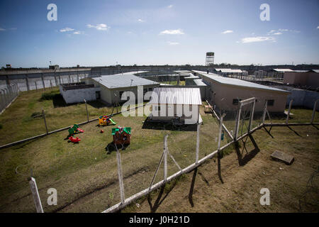 (170413)--FLORENCIO VARELA, 13. April 2017 (Xinhua)--The Criminal Unit 54 wird gesehen, wo das Haus der Entbindung, die Zugehörigkeit zu den pilot-Programm "Häuser für Frauen mit Kindern" in Florencio Varela Stadt, Argentinien, auf 12. April 2017 befindet. Das pilot-Programm ins Leben gerufen durch das Justizministerium in der Provinz Buenos Aires soll die Lebensqualität der Frauen Häftlinge zu verbessern, die mit ihren Kindern leben. Das kleine Programm Offerd beherbergt in einem Gefängnis Komplex, so dass die Kinder die Auswirkungen des kriminellen Gerechtigkeitsystems vermeiden können. Derzeit in Buenos Aires Penitentiary Service dort Ar Stockfoto