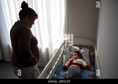 (170413)--kümmert sich FLORENCIO VARELA, 13. April 2017 (Xinhua)--Miriam Sotelo Sosa (L) von ihren acht Monate alten Sohn Ciro im Haus die sie mit drei Frauen Häftlinge und ihre Kinder in der Verbrecher-Einheit 54 im Rahmen des Pilotprogramms "Häuser für Frauen mit Kindern" in Argentinien, Florencio Varela Stadt am 12. April 2017. Das pilot-Programm ins Leben gerufen durch das Justizministerium in der Provinz Buenos Aires soll die Lebensqualität der Frauen Häftlinge zu verbessern, die mit ihren Kindern leben. Das Programm Offerd kleinen Häusern in einem Gefängnis Komplex, so dass die Kinder die Auswirkungen o vermeiden kann Stockfoto