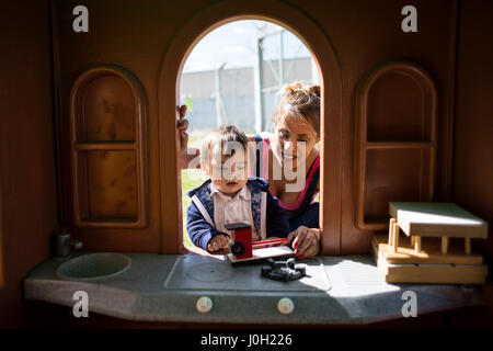 (170413)--FLORENCIO VARELA, 13. April 2017 (Xinhua)--Nancy Oliver Ledezma (R) und ihr ein-Jahr-alten Sohn Timoteo (L) spielen auf dem Hof des Hauses, die sie mit drei Frauen Insassen teilen und ihre Kinder in der Verbrecher-Einheit 54 im Rahmen des Pilotprogramms "Häuser für Frauen mit Kindern" in Argentinien, Florencio Varela Stadt am 12. April 2017. Das pilot-Programm ins Leben gerufen durch das Justizministerium in der Provinz Buenos Aires soll die Lebensqualität der Frauen Häftlinge zu verbessern, die mit ihren Kindern leben. Das Programm Offerd kleinen Häusern in einem Gefängnis Komplex, so dass die Kinder vermeiden kann Stockfoto