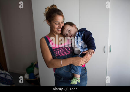 (170413)--FLORENCIO VARELA, 13. April 2017 (Xinhua)--Nancy Oliver Ledezma (R) und ihre ein-Jahr-alten Sohn Timoteo Pose im ganzen Haus, mit drei Frauen gemeinsam, und ihre Kinder in der Verbrecher-Einheit 54 im Rahmen des Pilotprogramms "Häuser für Frauen mit Kindern" in Argentinien, Florencio Varela Stadt am 12. April 2017. Das pilot-Programm ins Leben gerufen durch das Justizministerium in der Provinz Buenos Aires soll die Lebensqualität der Frauen Häftlinge zu verbessern, die mit ihren Kindern leben. Das Programm Offerd kleinen Häusern in einem Gefängnis Komplex, so dass die Kinder die Auswirkungen der t vermeiden kann Stockfoto