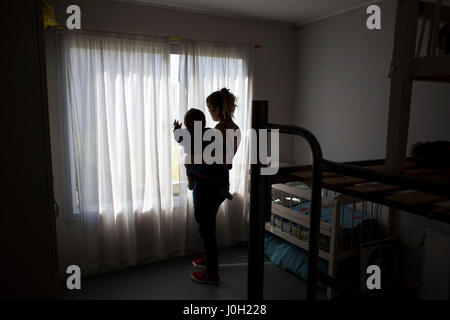 (170413)--FLORENCIO VARELA, 13. April 2017 (Xinhua)--Nancy Oliver Ledezma (R) und ihr ein-Jahr-alten Sohn Timoteo stehen im Haus, das sie mit drei Frauen Insassen teilen und ihre Kinder in der Verbrecher-Einheit 54 im Rahmen des Pilotprogramms "Häuser für Frauen mit Kindern" in Argentinien, Florencio Varela Stadt am 12. April 2017. Das pilot-Programm ins Leben gerufen durch das Justizministerium in der Provinz Buenos Aires soll die Lebensqualität der Frauen Häftlinge zu verbessern, die mit ihren Kindern leben. Das kleine Programm Offerd beherbergt in einem Gefängnis Komplex, so dass die Kinder die Auswirkungen vermeiden kann Stockfoto