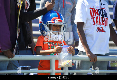 Oxford, MS, USA. 8. April 2017. Ein Mississippi-Fan trägt einen Helm von einem der Spieler nach einem NCAA College-Football-Frühling-Spiel Vaught Hemmingway-Stadion in Oxford, MS. Das rote Team gewann 31-29. Austin McAfee/CSM/Alamy Live-Nachrichten Stockfoto