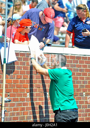 Oxford, MS, USA. 8. April 2017. Ehemaliger Mississippi Quarterback Chad Kelly unterschreibt ein Autogramm für ein Fan während einer NCAA College-Football-Frühling-Spiel Vaught Hemmingway-Stadion in Oxford, MS. Das rote Team gewann 31-29. Austin McAfee/CSM/Alamy Live-Nachrichten Stockfoto