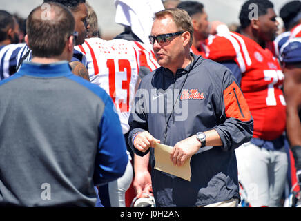 Oxford, MS, USA. 8. April 2017. Mississippi-Coach Hugh Freeze Spaziergänge abseits des Spielfeldes nach einem NCAA College-Football-Frühling-Spiel Vaught Hemmingway-Stadion in Oxford, MS. Das rote Team gewann 31-29. Austin McAfee/CSM/Alamy Live-Nachrichten Stockfoto